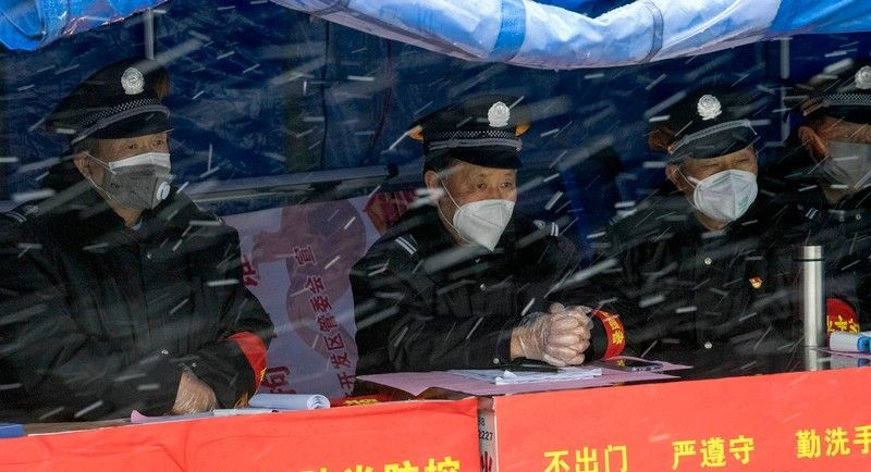 保安大叔，雪中門神.jpg